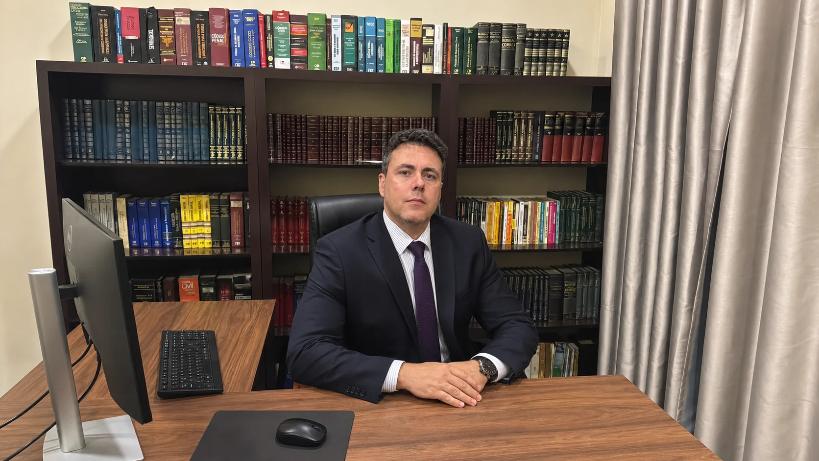 Dr. Marcos Roberto em seu escritório em Osasco